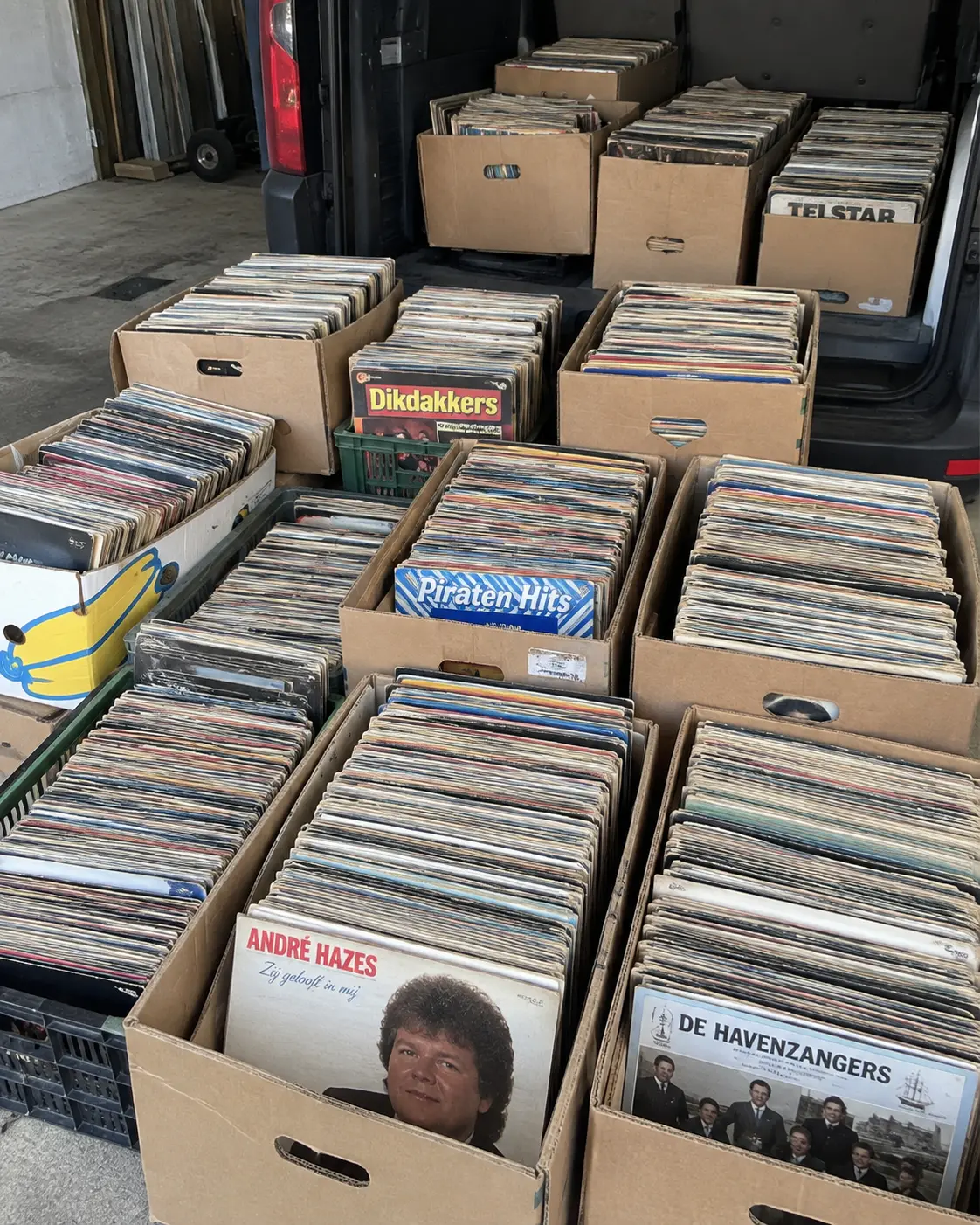 Dozen met vinyl uit een eerder opgehaalde platenverzameling